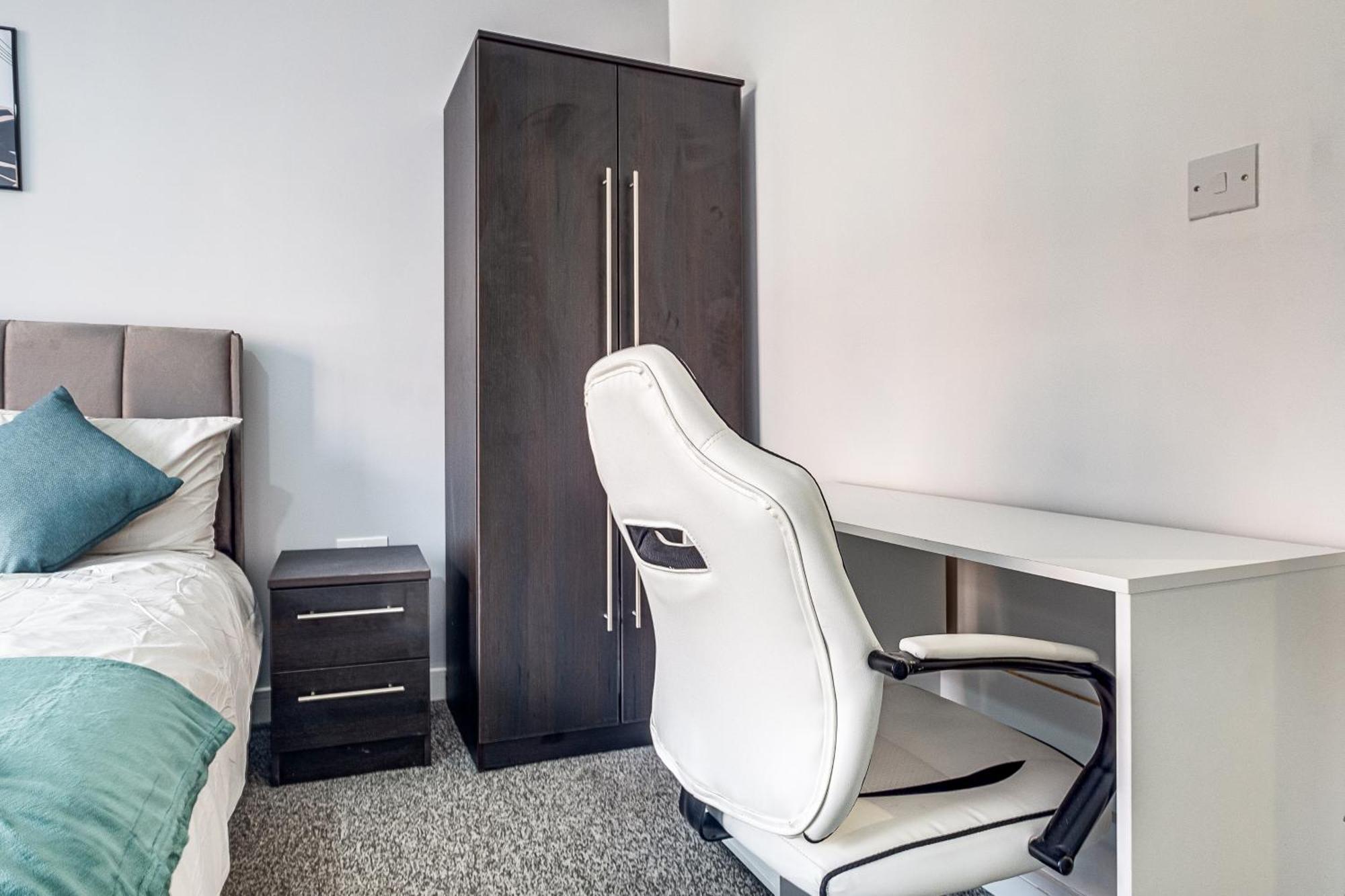 City Centre Emerald Escape - Sleeps-6, 2Beds & 2Baths , Netflix , Free Internet Birmingham Bagian luar foto